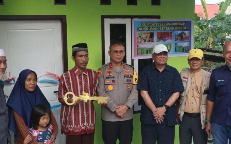 Penuh Haru, Kapolda Bengkulu Serahkan Kunci Program “Bedah Rumah” Kepada Warga Penerima Manfaat