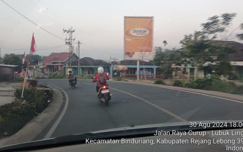 Berikan Keamanan, Polsek Sindang Kelingi Lakukan Pengawalan di Jalan Lintas