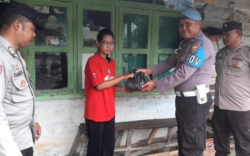 Polsek PUT Salurkan Bantuan Sosial kepada Masyarakat Kurang Mampu