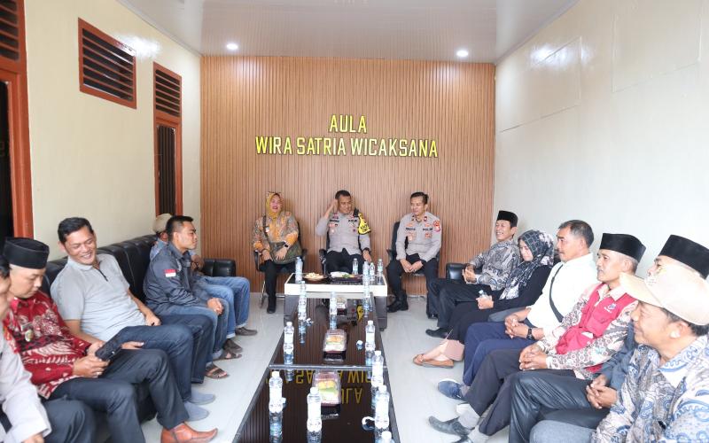 Sampaikan Imbaun dan Program Jaga Kamtibmas, Polres Rejang Lebong Jumat Curhat Bersama Perangkat Desa Sekecamatan Sindang Kelingi 