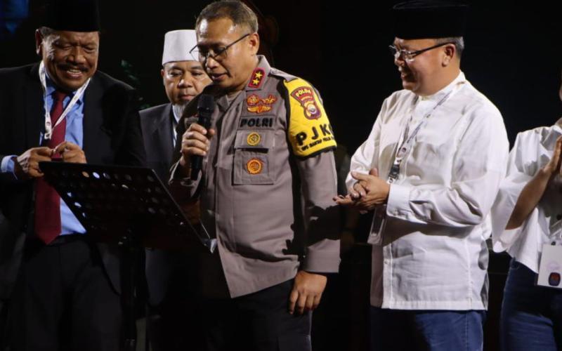 Sambut Pilkada Damai dan Riang Gembira, Kapolda Bengkulu Ajak Kedua Paslon Gub dan Wagub Nyanyi Bareng di Malam Pengundian Nomor Urut