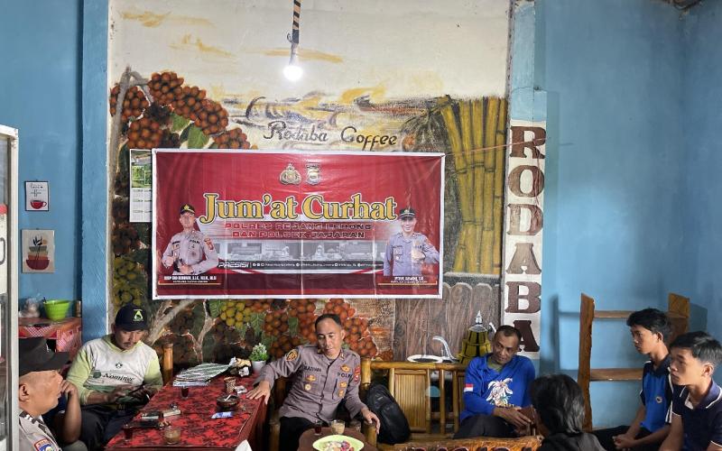 Berikan Pelayanan, Bhabinkamtibmas Polres Rejang Lebong Jumat Curhat Bersama Warga 