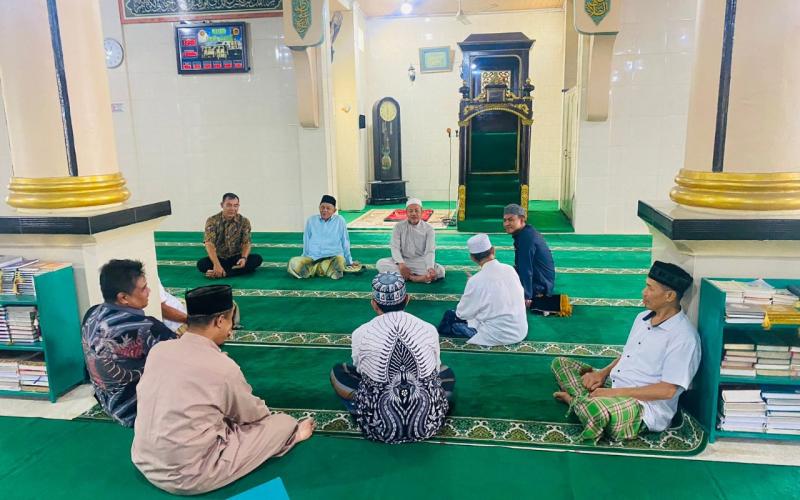 Silaturahmi dengan Pengurus Masjid Jamik Kecamatan Curup, Kapolres Rejang Lebong Tekankan Penting Jaga Keamanan 