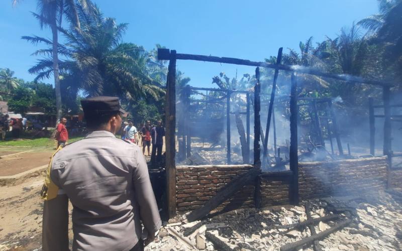 Polsek Talo Datangai dan Cek TKP Kebakaran Rumah Semi Permanen di Desa Padang Batu