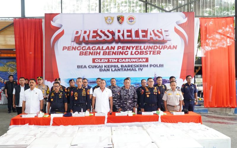 Dirkrimsus Polda Kepri Hadiri Kegiatan Konfrensi Pers Penyelundupan Benih Bening Lobster Sebanyak 237.305 Benih Bening Lobster Senilai 23,6 Miliar Rupiah