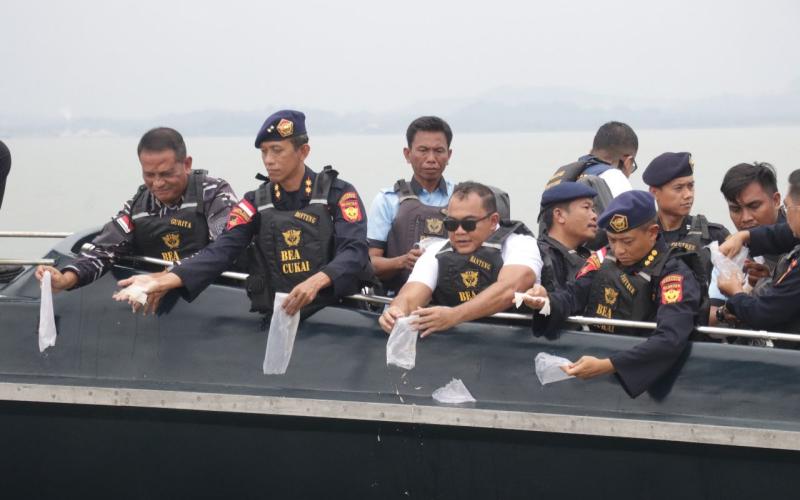 Konfrensi Pers Penyeludupan Benih Bening Lobster Sebanyak 237.305 Benih Bening Lobster Senilai 23,6 miliar Rupiah 