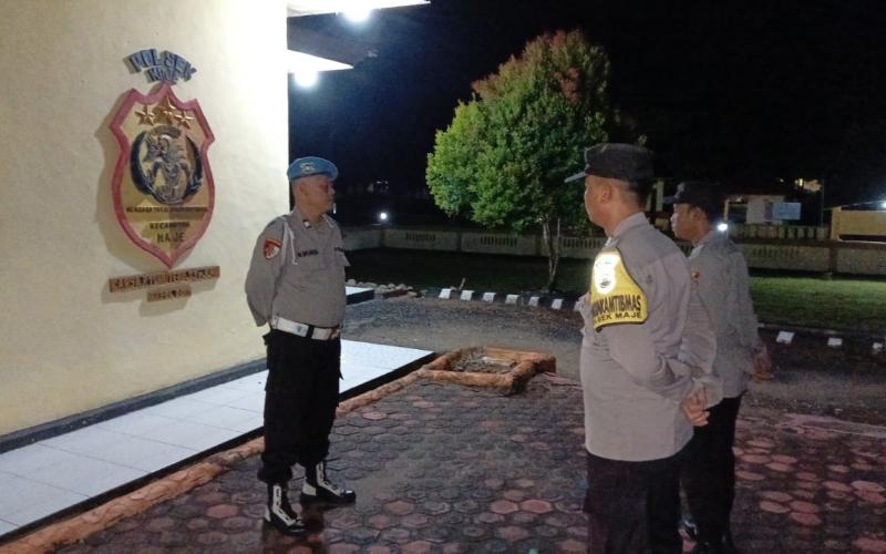 Pastikan Kesiapan Personel Jalankan Tugas, Piket Yanmas Polsek Maje Gelar Apel Malam 
