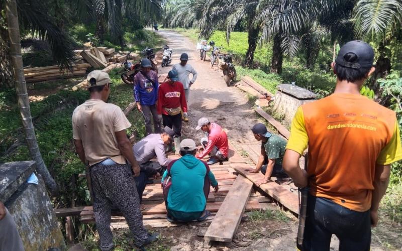 Personel Polsek Maje Gotong Royong Perbaiki Jembatan di Desa Sinarmulya
