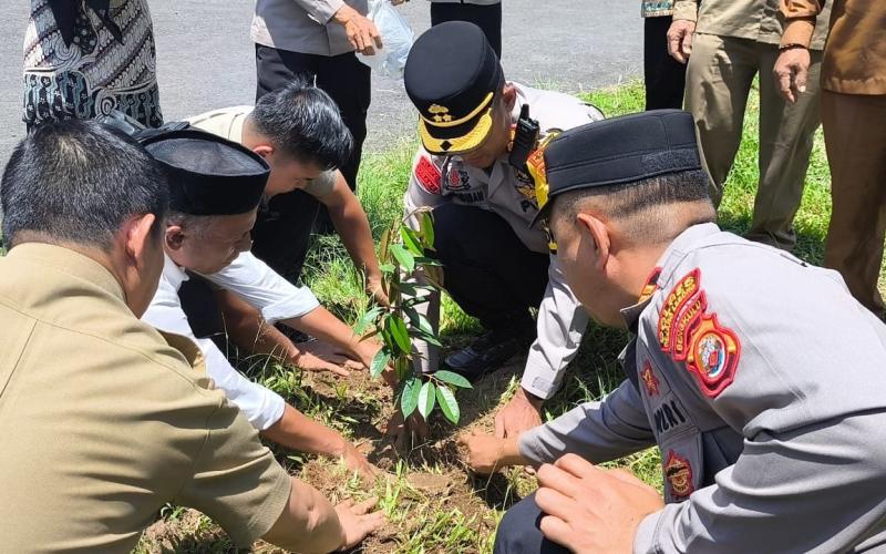 Peduli Stunting dan Ketahanan Pangan, Polres Rejang Lebong Serahkan Bantuan Bibit Ayam Petelur dan Pohon Buah 