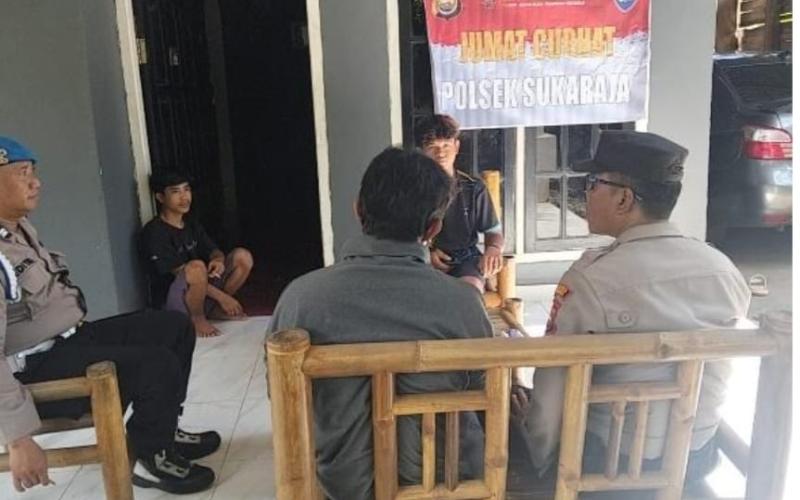 Polsek Sukaraja Melaksanakan Kegiatan Sambang Desa Dalam Rangka Upaya Cooling System Pada Masa Jelang Pemilukada Serentak 2024