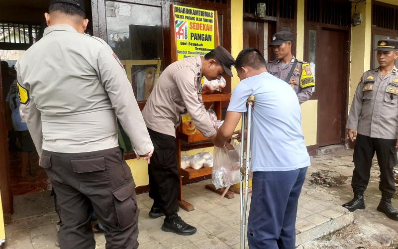 Inovasi Bhabinkamtibmas, Polsek PU. Tanding Salurkan Bantuan Pakaian Bekas Layak Pakai dan Sembako di Rumah Sedekah