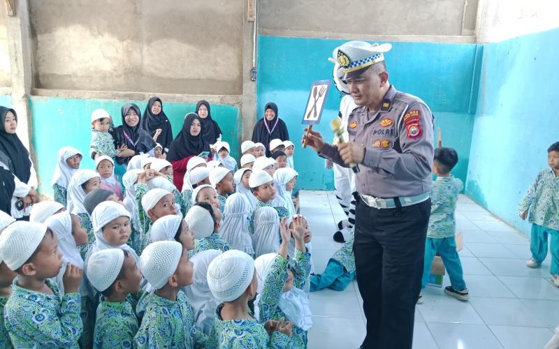 Sat Lantas Polres Rejang Lebong Sosialisasikan Rambu-Rambu Lalu Lintas dalam Program Polisi Sahabat Anak