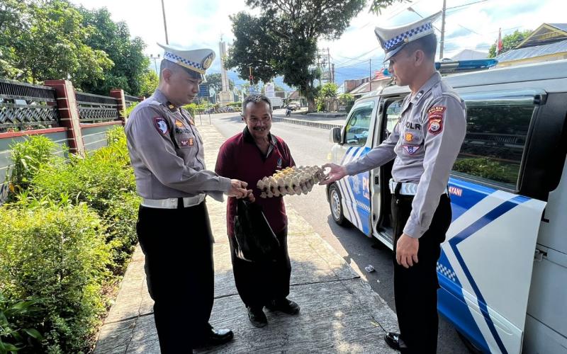 Selasa Berbagi, Polres Rejang Lebong Berikan Bantuan kepada Warga yang Membutuhkan
