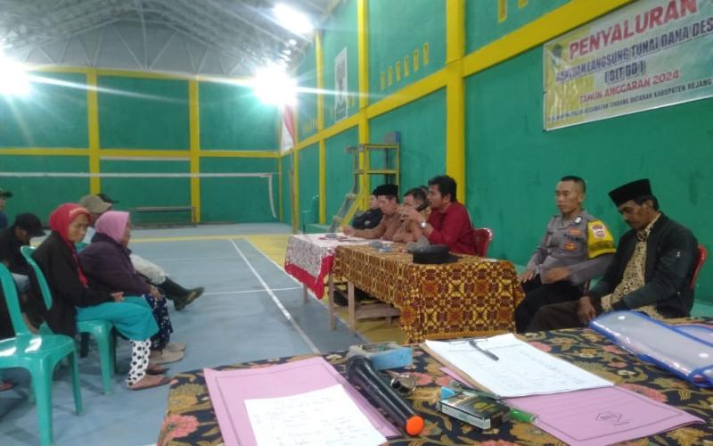Polres Rejang Lebong Kawal Pembagian BLT DD di Desa Warung Pojok