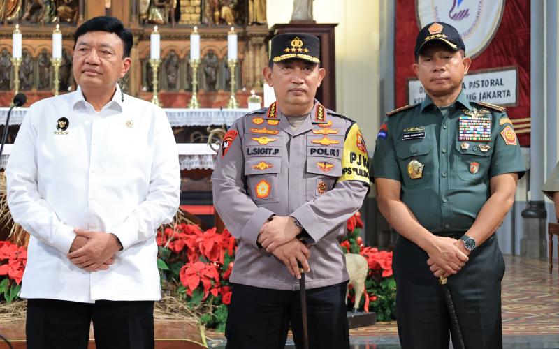 Misa Malam Natal Menkopolkam-Kapolri Sambangi Gereja Katedral Jakarta