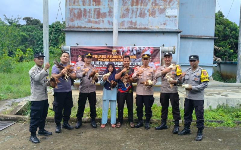 Polsek Kota Padang Gelar Kegiatan "Selasa Berbagi" dengan Pembagian 40 Ekor Anak Ayam untuk Warga