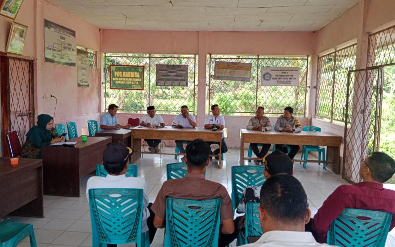 Tingkatkan Koordinasi, Kanit Binmas dan Bhabinkamtibmas Polsek LA Hadiri Sertijab Pjs Kades Kota Baru Santan