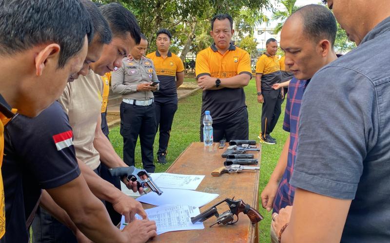 Kapolres Lebong Pimpin Pengecekan Senpi Personel