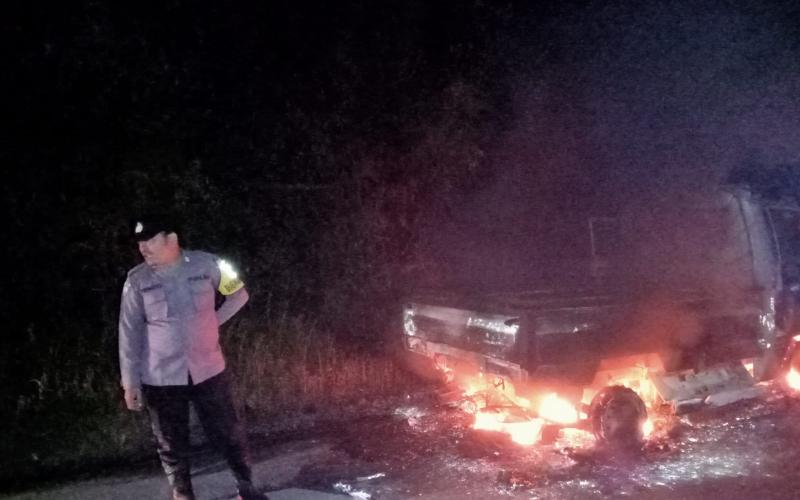 Mobil Pick Up Warga RL Hangus Terbakar di Lebong