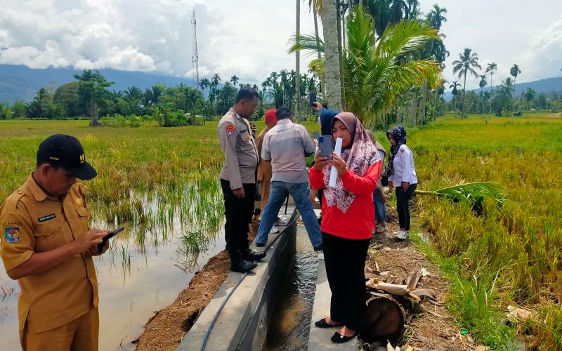 Tingkatkan Koordinasi, Bhabinkamtibmas Polsek Lebong Utara Hadiri Monev DD dan ADD di Desa Pyang Mbik