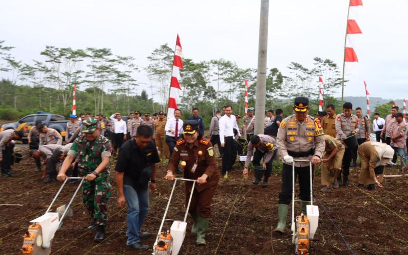 Polres Lebong Laksanakan Penanaman Jagung "Serentak 1 Juta Hektar" di Desa Tabeak Belau 1