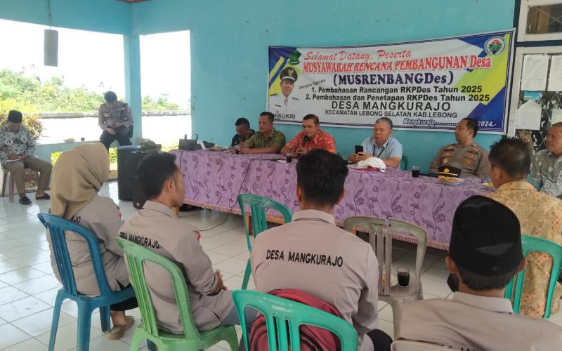 Tingkatkan Koordinasi, Kapolsek dan Bhabinkamtibmas Polsek Lebong Selatan Hadiri Monev DD dan ADD di Desa Mangkurajo