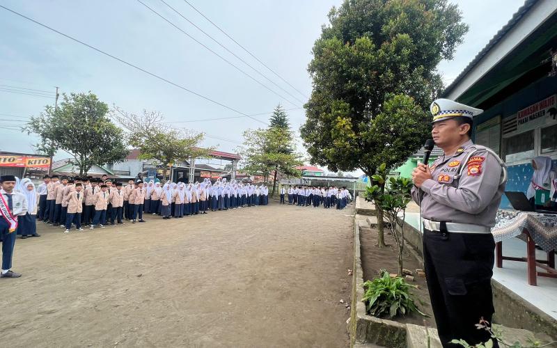 Polisi Goes to School: Satlantas Polres Rejang Lebong Berikan Edukasi Lalu Lintas di MTS Nurul Kamal