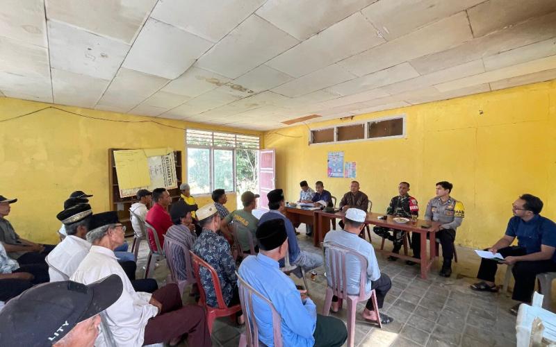 Tingkatkan Koordinasi, Personel Polsek Lebong Selatan Hadiri Musrenbang di Kelurahan Tes