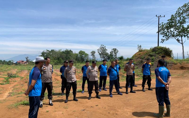 Polsek Karang Tinggi Tanam Jagung di Lahan Produktif untuk Dukung Swasembada Pangan