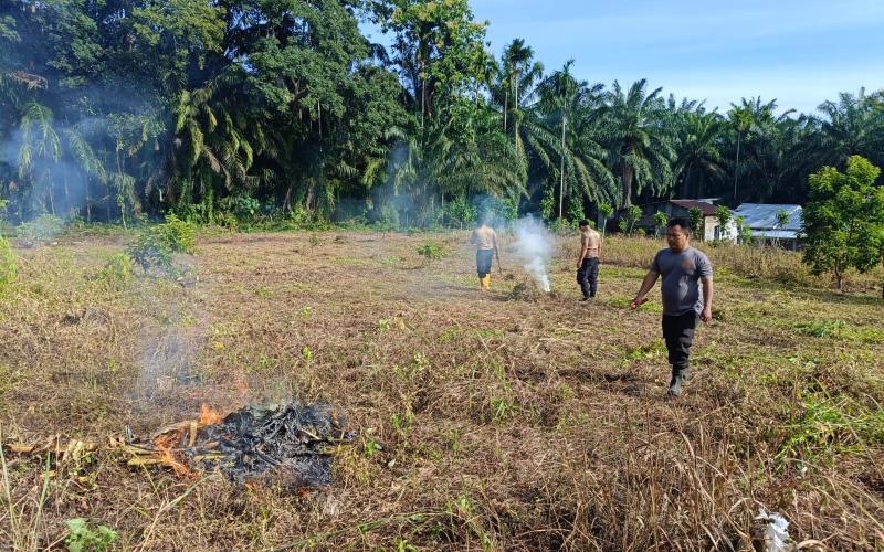 Polsek Pondok Kelapa Gelar Gotong Royong Buka Lahan untuk Program Ketahanan Pangan