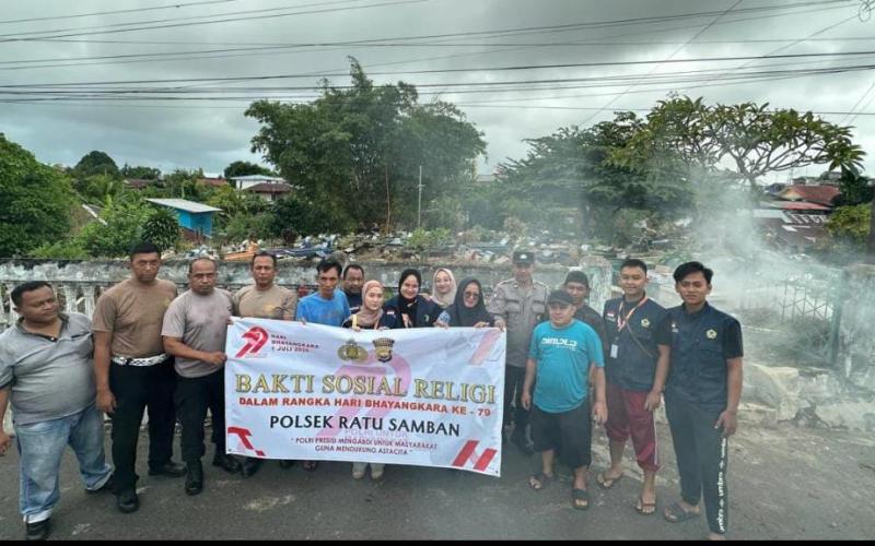 Jelang HUT Bhayangkara, Polsek Ratu Samban Ajak Warga Peduli Makam Leluhur