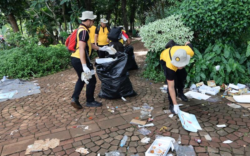 Polisi Bersihkan Sampah Usai Upacara HUT Bhayangkara ke-79 di Monas