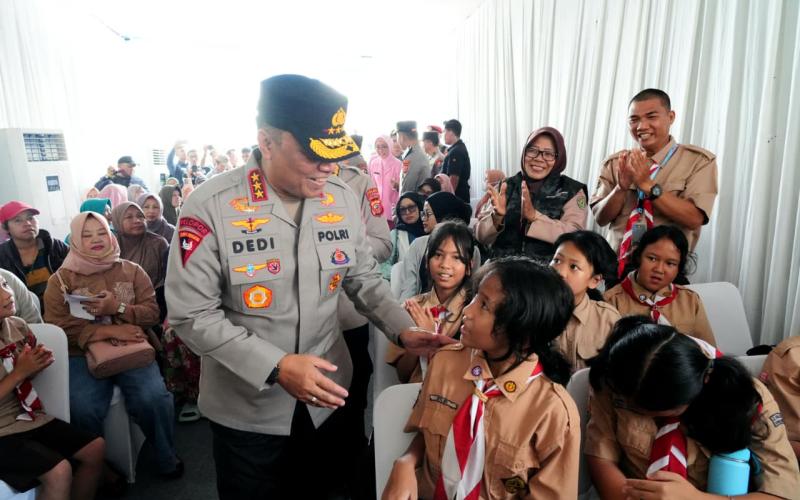 Wakapolri Sapa Warga Gunung Sindur dalam Bakti Sosial Sekolah Kemala Taruna Bhayangkara 