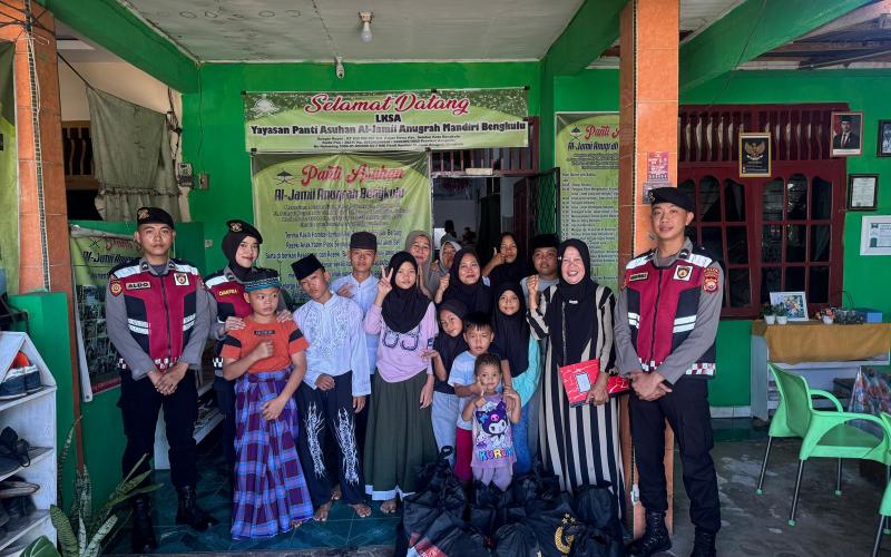 Ditsamapta Polda Bengkulu Berbagi Sembako di Hari Jumat Berkah ke Panti Asuhan
