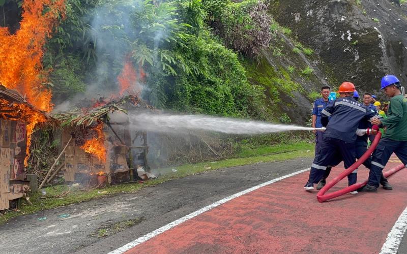 Aksi Peserta dalam kegiatan Simulasi Tanggap Darurat Bencana Alam dan Kebakaran