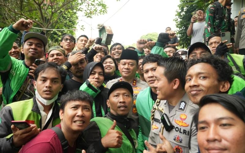 Hadiri Pemakaman Affan Kurniawan di TPU Karet Bivak, Kapolda Metro Sampaikan Permohonan Maaf