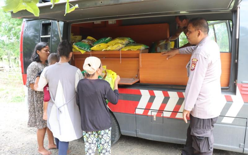 Mobileing Gerakan Pangan Murah Polri Untuk Masyarakat Polres Seluma di Desa Lunjuk Seluma Barat