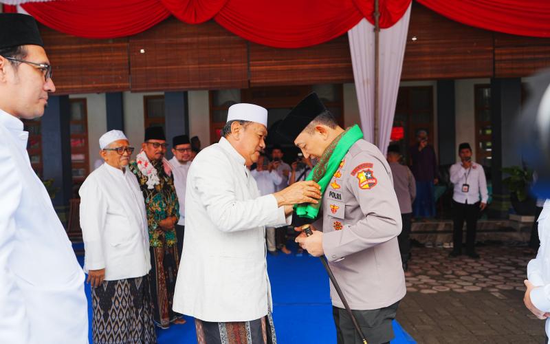 Kapolri Temui Gus Ubed di Ponpes Langitan Jatim, Jaga Silaturahmi dengan Ulama