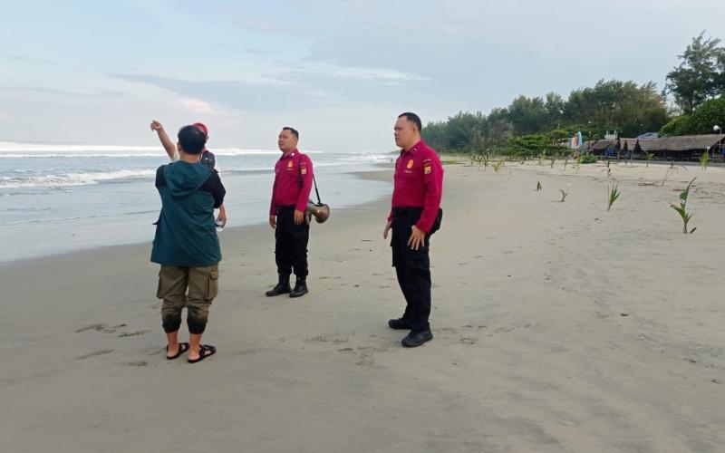 Ditpamobvit Polda Bengkulu melalui Subdit Wisata Laksanakan Patroli Dialogis dengan Masyarakat di Pantai Pasir Putih dan Pantai Panjang