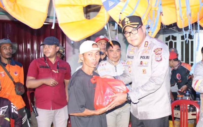 Polres Lampung Barat Terjun Langsung Salurkan Bantuan untuk Korban Banjir Suoh