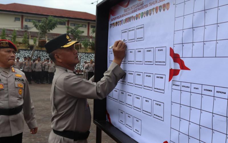 Kapolda Bengkulu Pimpin Deklarasi Penandatanganan Pakta Integritas Satker Bebas Narkoba Polda Bengkulu