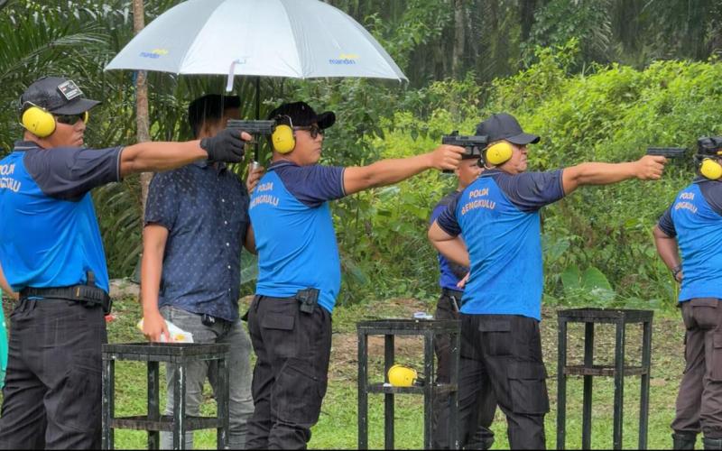 Polres Mukomuko Gelar Latihan Menembak Tahun 2025, Tingkatkan Kesiapsiagaan Personel