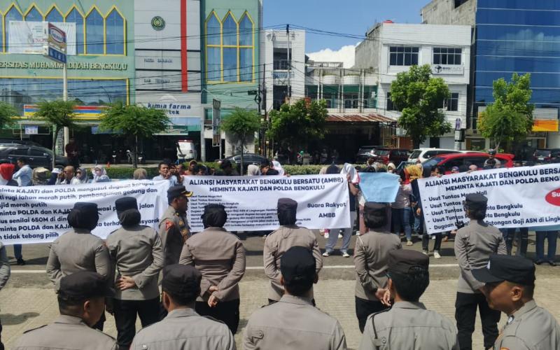 Unjuk Rasa Kejati Bengkulu, AMBB Desak Transparansi Penanganan Kasus Besar Mega Mall Hingga Merah Putih