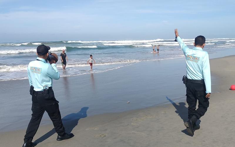Ditpamobvit Polda Bengkulu Gelar Patroli Dialogis bersama Masyarakat yang Berlibur di Objek Wisata Pantai Panjang dan Pasir Putih