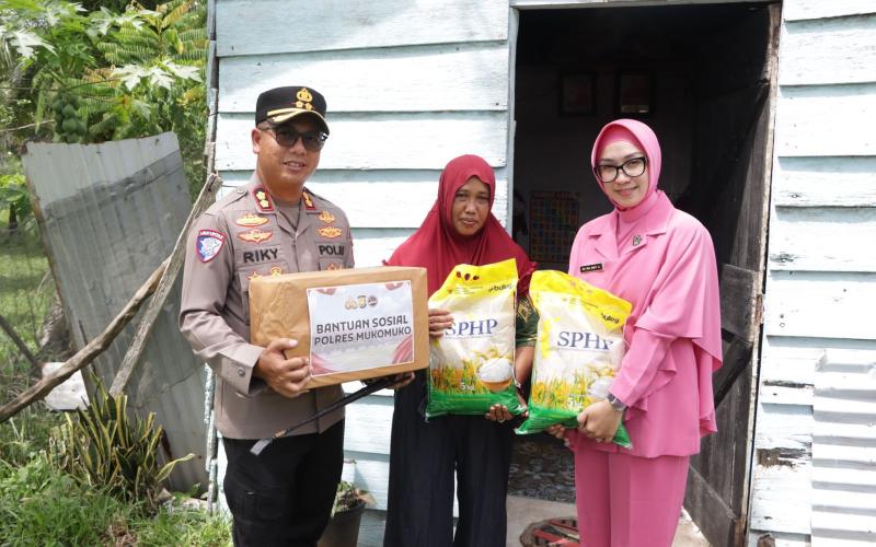 Polres Mukomuko Gelar Bansos di Kampung Nelayan