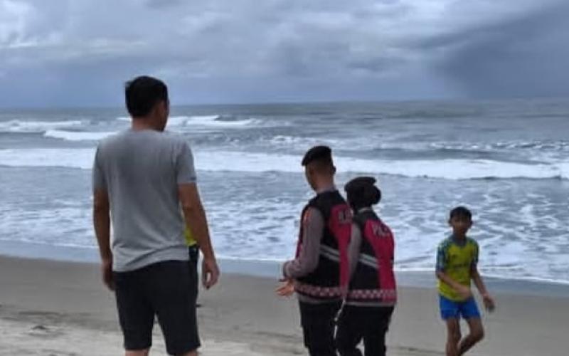 Polri Hadir di Tengah Wisatawan: Polda Bengkulu Patroli dan Edukasi Pengunjung Pantai Panjang