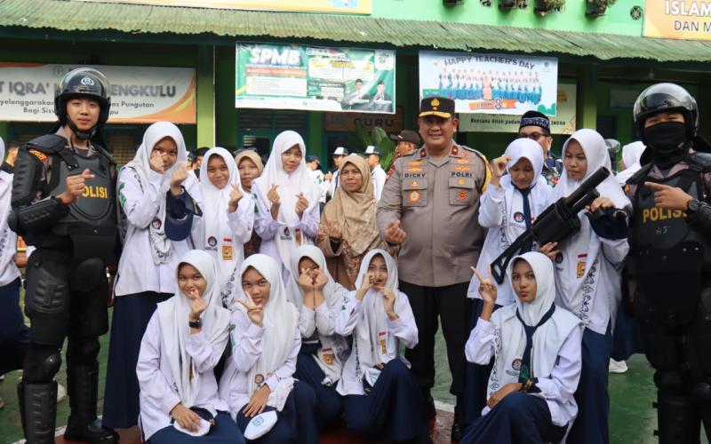 Wakapolda Bengkulu Pimpin Upacara Bendera, Siswa SMPIT IQRA Antusias Ikuti Pameran Kendaraan Taktis 