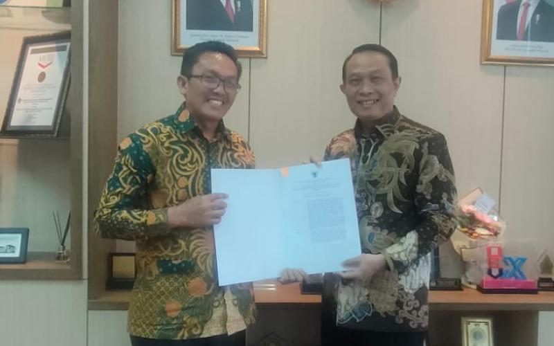 Penyerahan Keputusan Menteri Agama Nomor : 1586 Tahun 2025 Tentang Izin Penyelenggaraan Program Studi S-1 Hukum Tata Negera STIESNU Bengkulu oleh Direktur Pendidikan Tinggi Keagamaan Islam Prof. Dr. Phil. Sahiron, M.A. kepada Ketua STIESNU Bengkulu Dr. Subhan, S.Ag., M.H. di Kantor Kementerian Agama RI Jakarta