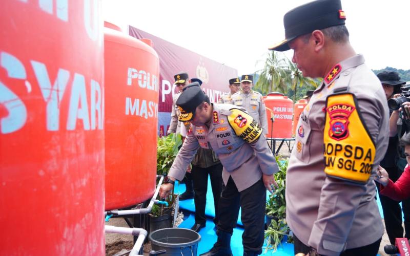 Wakapolri Tinjau Dapur Umum Bhayangkari dan Resmikan Sumur Bor di Huntara Asam Pulau