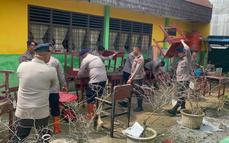 Polri Melalui Brimob Polda Sumut Membantu Pembersihan Pasca Bencana Banjir Yang Merendam Smp Negeri 1 Tanjung Pura